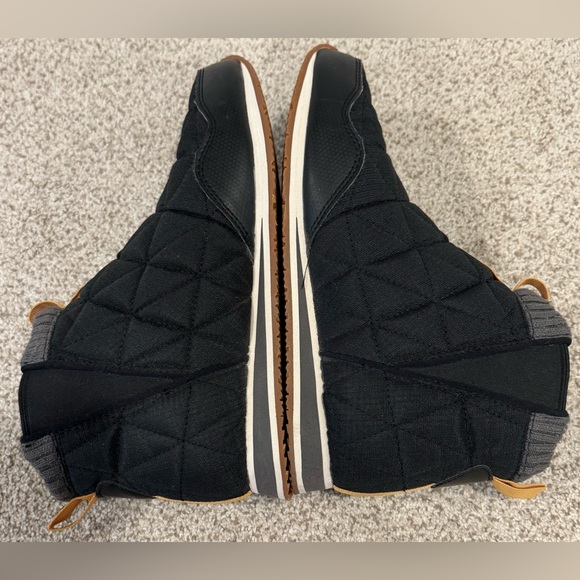 Barely Worn Teva ReEmber Mid Black Quilted Water Resistant Ankle Boot Sneakers - Picture 8 of 12